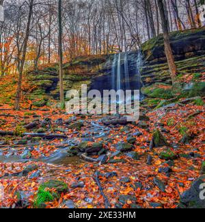 Lower Dundee Falls im Herbst, Beach City Wilderness Area, Ohio Stockfoto