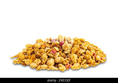 Haufen von trockenem knusprigem Müsli mit Erdbeere und Himbeere isoliert auf weißem Hintergrund. Stockfoto