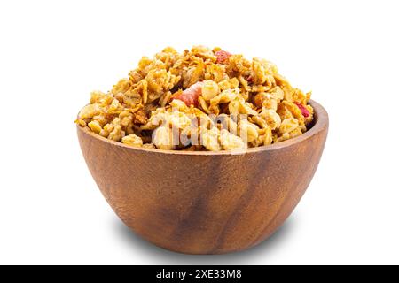 Leckeres knuspriges Müsli mit Erdbeere und Himbeere in Holzschale. Stockfoto
