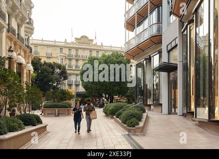 Monaco, Monte-Carlo, 28. September 2022: Touristen und wohlhabende Menschen besuchen Markengeschäfte in der Nähe des Hotels Paris und des Casino Monte-CA Stockfoto