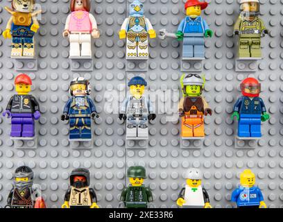 Nova Bana, Slowakei - 5. November 2023 : Lego-Minifiguren an der Wand. LEGOÂ® Minifiguren auf Lego-Grundplatten hintereinander. Stockfoto