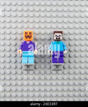 Nova Bana, Slowakei - 5. November 2023 : Lego-Minifiguren an der Wand. LEGOÂ® Minifiguren auf Lego-Grundplatten hintereinander. Stockfoto