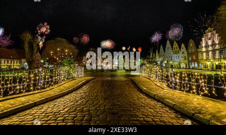 Blick auf Feuerwerk, festliche Beleuchtung und romantische Silvester-Atmosphäre in Friedrichstadt bei Nacht. Nig Stockfoto