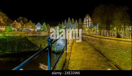 Blick auf festliche Beleuchtung und weihnachtliche romantische Atmosphäre in Friedrichstadt bei Nacht. Nächtliche Spiele Stockfoto