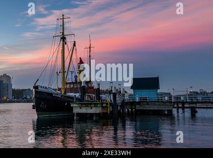 Dampfschiff mit weihnachtlichem Charme, während Sie im Hafen von Kiel anlegen. Der Anblick des Dampfschiffes Dons Stockfoto