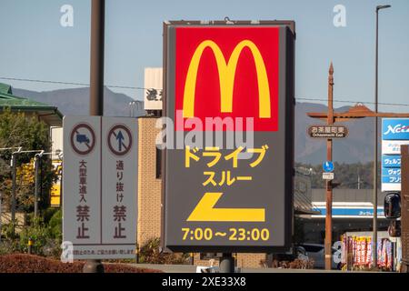 Yamanakako, Präfektur Yamanashi, Japan. November 2023. Ein McDonalds Restaurant Schild in der Präfektur Yamanashi Japan. Stockfoto