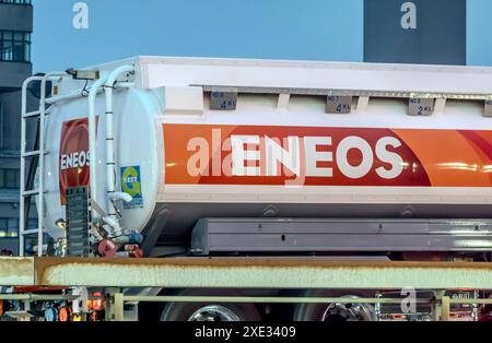 Nagahama, Präfektur Shiga, Japan. November 2023. Ein Lkw der ENEOS Corporation von einer japanischen Erdölfirma. Stockfoto