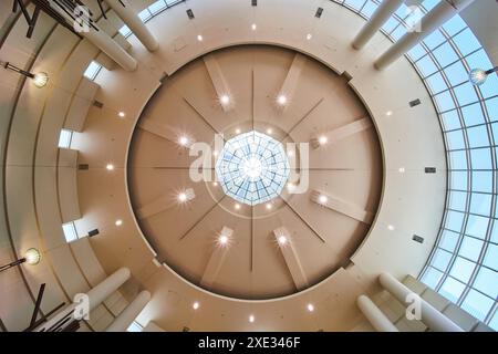 Moderne Skylight-Architektur mit kreisförmiger Decke und Balken von unten Stockfoto