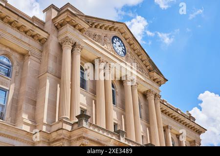 Neoklassizistische Fassade des Gerichtsgebäudes mit Blick auf Uhr und Säulen Stockfoto