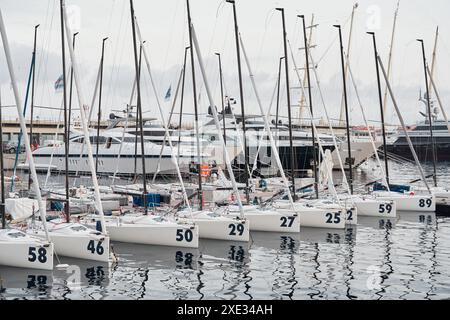 Monaco, Monte-Carlo, 18. Oktober 2022: Viele Segelboote liegen im neuen Yacht Club bei der Weltmeisterschaft der J70-Klasse Stockfoto