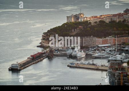 Monaco, Monte Carlo, 18. Oktober 2022: Sonnenuntergang Panorama von Port Hercule, Monaco Ville, vertäute Mega-Yacht, Sonnenspiegelung Stockfoto