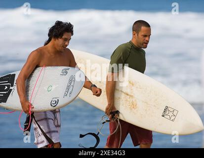 Juni 2024: Surfer, TAMAYO PERRY, Rettungsschwimmer und professioneller Surfer, der an den Stränden von Oahu, Hawaii, aufwuchs und sich sowohl im Wasser als auch in Film- und Fernsehauftritten als lokaler Prominenter einsetzte, starb am Sonntag, nachdem er während des Surfens an der Ostseite von O'ahu von einem Hai angegriffen wurde. Perry, 49 Jahre alt, war Rettungsschwimmer bei Honolulu Ocean Safety, der im vierten Film „Pirates of the Caribbean“ sowie in den Fernsehserien „Lost“ und „Hawaii Five-0“ zu sehen war. Er wurde für tot erklärt, nachdem ihn die Retter mit Armen und Beinen an Land brachten, die Tigerhai-Bisse zeigten Stockfoto