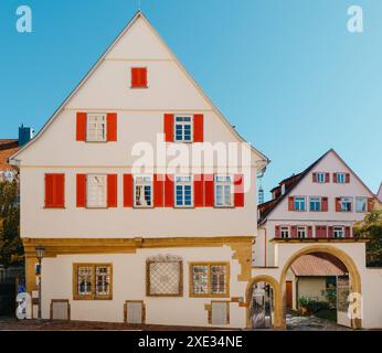 Altes deutsches Bürgerhaus in Bietigheim-Bissingen, Baden-Württemberg, Deutschland, Europa. Die Altstadt ist voller bunter und wir Stockfoto