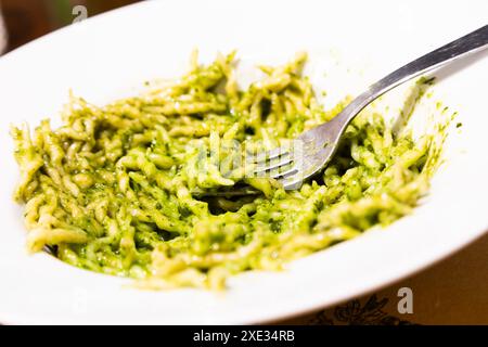 Traditionelle italienische Küche - Trofie al Pesto, typische regionale Pasta aus Ligurien, Basilikumsauce Stockfoto