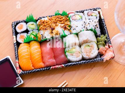 Set aus Nigiri- und Sushi-Brötchen mit Lachs, Thunfisch, Avocado, gebratenen Zwiebeln Stockfoto