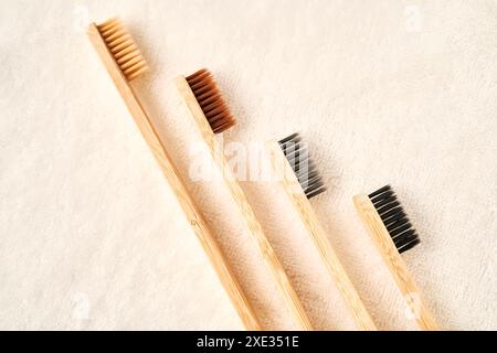 Zahnbürsten auf einem weißen Frotteetuch. Stockfoto