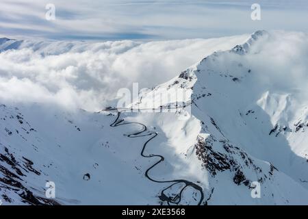 Hohe Bergstraße in den österreichischen Alpen Stockfoto