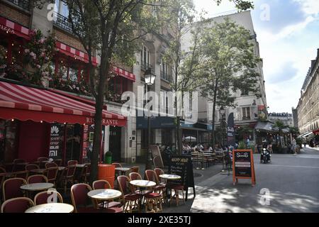 Paris, Frankreich. Juni 2024. Dieses Foto zeigt eine Terrasse in Paris am 25. Juni 2024. Foto: Firas Abdullah/ABACAPRESS. COM Credit: Abaca Press/Alamy Live News Stockfoto