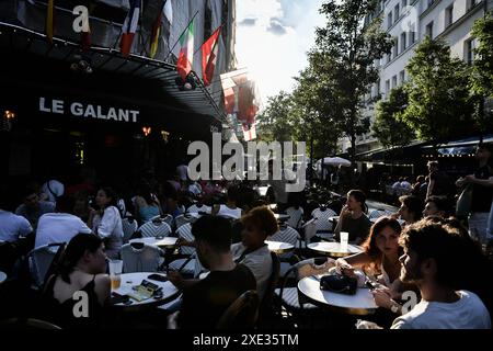 Paris, Frankreich. Juni 2024. Die Gäste genießen am 25. Juni 2024 auf einer Terrasse in Paris. Foto: Firas Abdullah/ABACAPRESS. COM Credit: Abaca Press/Alamy Live News Stockfoto