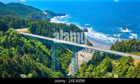 Blick aus der Vogelperspektive auf die Teal Thomas Creek Bridge über den üppigen Wald und die Küste Stockfoto