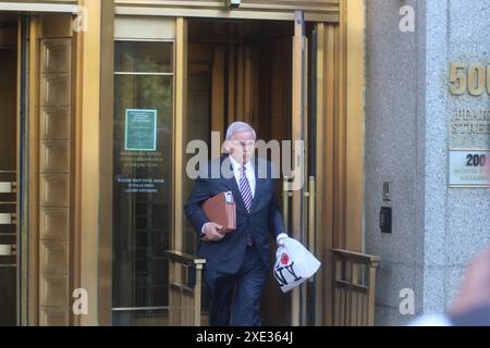 New York, USA. Juni 2024. Senator Robert Menendez verlässt das SDNY-Gericht nach Mitte seines Prozesses wegen Bestechung in Ägypten und Katar. Quelle: Matthew Russell Lee/Alamy Live News Stockfoto