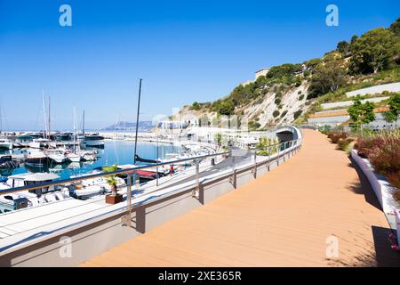 Hafen von Cala del Forte, nagelneues, modernes Yachthafen-Hotel von Monte Carlo Stockfoto