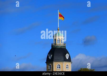 Flagge von Baden auf dem Burgturm in Karlsruhe Stockfoto