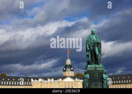 Karl-Friedrich-Denkmal auf dem Schlossplatz in Karlsruhe Stockfoto