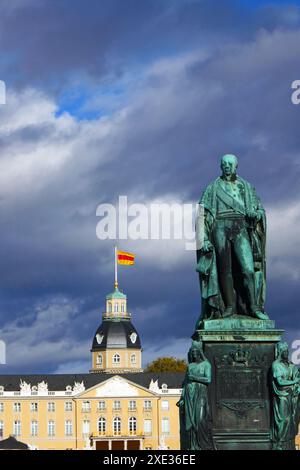 Karl-Friedrich-Denkmal auf dem Schlossplatz in Karlsruhe Stockfoto