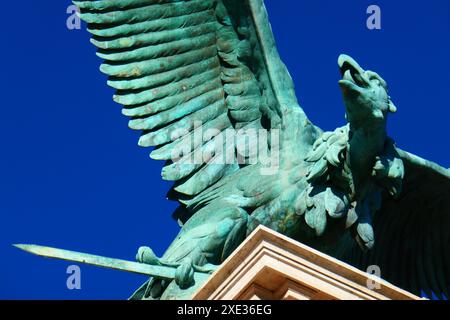 Skulptur des Vogels Turul auf der Savoyer Terrasse in Budapest, Ungarn Stockfoto