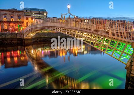 Die berühmte Ha'Penny Bridge in Dublin, Irland, in der Abenddämmerung Stockfoto