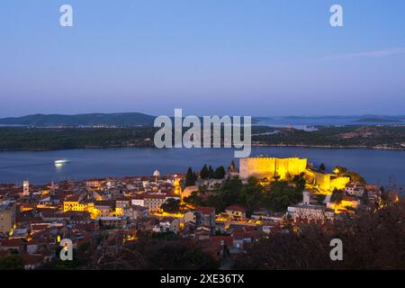 Beleuchtete St. Michael's Festung und Stadtgebäude in der Abenddämmerung, Sibenik, Sibenik-Knin, Kroatien Stockfoto