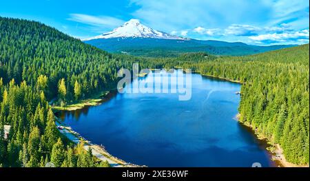 Aus der Vogelperspektive auf Mount Hood, Trillium Lake und Evergreen Forest Stockfoto