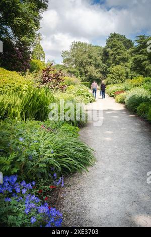 Besucher des Lyme Park spazieren durch die wunderschönen Gärten Stockfoto