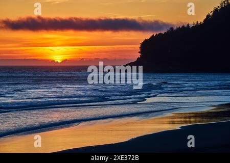 Sonnenuntergang Über Dem Ozean Mit Promontory Silhouette Von Der Küste Stockfoto