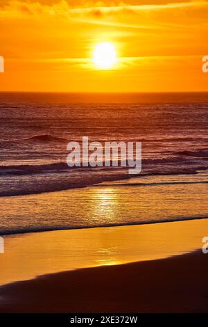 Goldener Sonnenuntergang Über Den Meereswellen Aus Der Vogelperspektive Stockfoto