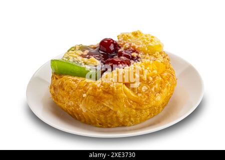 Blick aus einem hohen Winkel auf köstliche hausgemachte gemischte Obstsorten in weißer Keramikschale. Stockfoto