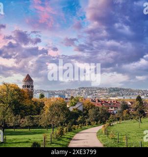 Deutschland, Stuttgart Panoramablick. Wunderschöne Häuser im Herbst, Himmel und Naturlandschaft. Weinberge in Stuttgart - bunter Wein g Stockfoto