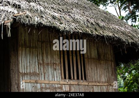 Detaillierte Nahaufnahme eines Holzfensters in einer traditionellen einheimischen Hütte, die aus lokalem Holz im üppigen Amazonas-Regenwald gefertigt wurde. Fängt das rustikale ein Stockfoto