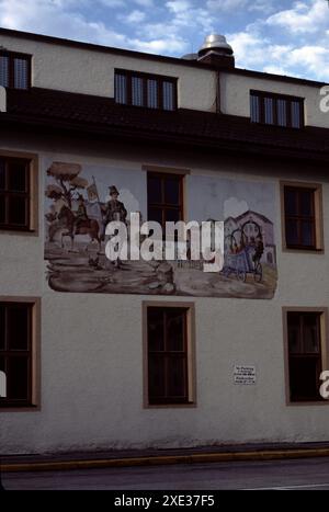 Bad Toelz, Deutschland. 6/1990. Flint Kaserne. Die Schutzstaffel (SS). Bad Tölz war eine SS-Junkerschule. Sie diente als Offizierstrainungseinrichtung für die Waffen-SS. Die Schule wurde 1937 gegründet und vom Architekten Alois Degano erbaut. Sie befindet sich in der Stadt Bad Tölz, etwa 48 km südlich von München. Die Hauptanlagen waren halbbombensicher mit 3 Stockwerken über dem Boden und 4 Stockwerken unter dem Boden. Stockfoto