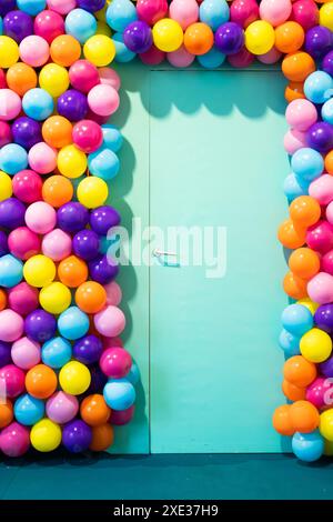 Türraum mit bunten Ballons - Konzept von Feier, Party, Happy Birthday. Stockfoto