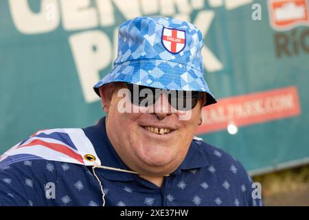 Central Park, Brighton, Großbritannien. Fans beim Euro Fanzone, 4theFans, Central Park, Brighton beim England V Slovenia Fanzone Big Screen Brighton. David Smith/Alamy 25. Juni 2024 Stockfoto