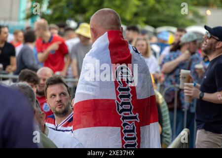 Central Park, Brighton, Großbritannien. Fans beim Euro Fanzone, 4theFans, Central Park, Brighton beim England V Slovenia Fanzone Big Screen Brighton. David Smith/Alamy 25. Juni 2024 Stockfoto