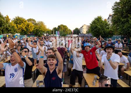 Central Park, Brighton, Großbritannien. Fans beim Euro Fanzone, 4theFans, Central Park, Brighton beim England V Slovenia Fanzone Big Screen Brighton. David Smith/Alamy 25. Juni 2024 Stockfoto