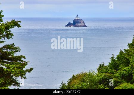 Leuchtturm auf der Rocky Islet mit ruhigem Meerblick aus erhöhter Perspektive Stockfoto