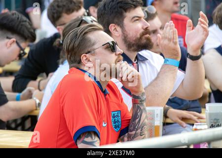 Central Park, Brighton, Großbritannien. Fans beim Euro Fanzone, 4theFans, Central Park, Brighton beim England V Slovenia Fanzone Big Screen Brighton. David Smith/Alamy 25. Juni 2024 Stockfoto