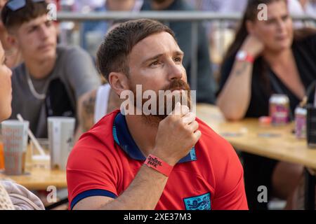 Central Park, Brighton, Großbritannien. Fans beim Euro Fanzone, 4theFans, Central Park, Brighton beim England V Slovenia Fanzone Big Screen Brighton. David Smith/Alamy 25. Juni 2024 Stockfoto