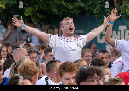 Central Park, Brighton, Großbritannien. Fans beim Euro Fanzone, 4theFans, Central Park, Brighton beim England V Slovenia Fanzone Big Screen Brighton. David Smith/Alamy, 25. Juni 2024 Stockfoto