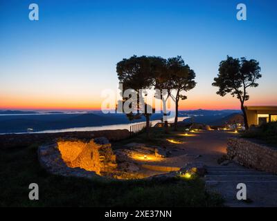 Sonnenuntergang über der Bucht von Sibenik in Kroatien Stockfoto