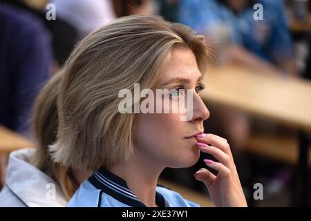 Central Park, Brighton, Großbritannien. Fans beim Euro Fanzone, 4theFans, Central Park, Brighton beim England V Slovenia Fanzone Big Screen Brighton. David Smith/Alamy 25. Juni 2024 Stockfoto